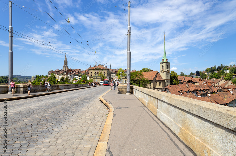 Obraz premium BERN, SWITZERLAND, JUNE 23, 2022 - View of the Nydegg Bridge (Nydeggbrucke) in the center of Bern, Switzerland