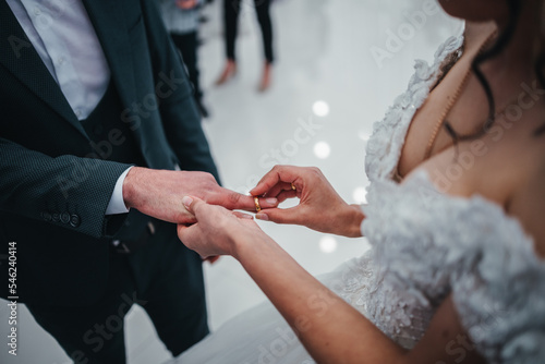 Foto bride and groom holding hands