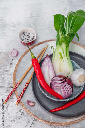 Przygotowanie potrawy wegetariańskiej ze świeżą kapustą pak choi i czerwoną cebulą