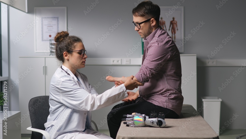 Obraz premium doctor check amputated limb and adjust hand prosthesis to patient