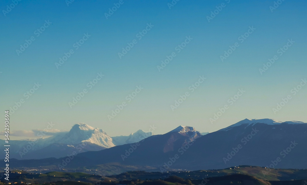 Monti Appennini innevati nel cielo azzuro di una giornata di sole invernale