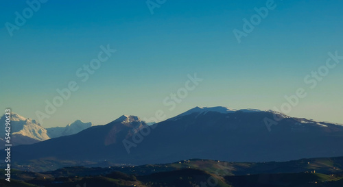 Monti Appennini innevati nel cielo azzuro di una giornata di sole invernale