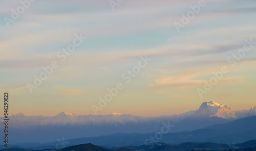 Tramonto rosa azzurro sopra i monti dell’Appennino