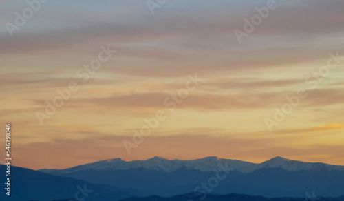 Tramonto arancio sopra le montagne degli Appennini © GjGj