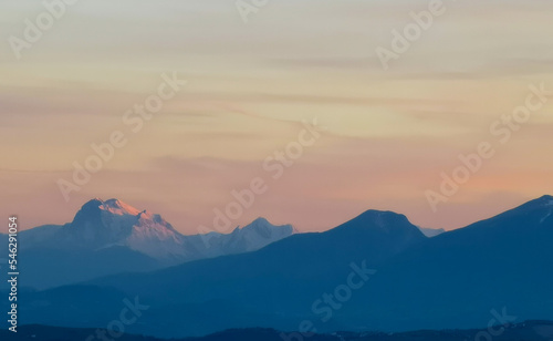 Fototapeta Naklejka Na Ścianę i Meble -  Tramonto arancio sopra le montagne degli Appennini