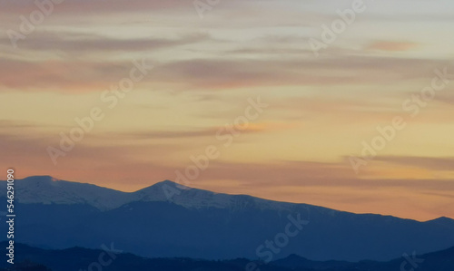 Tramonto arancio sopra le montagne degli Appennini © GjGj