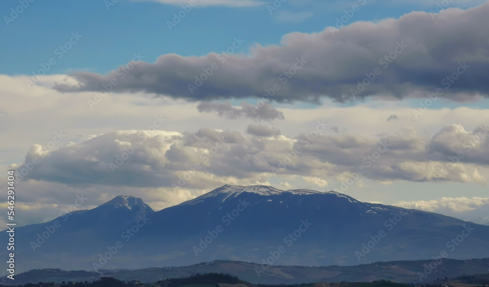 Nuvole bianche sopra i monti Appennini in una giornata di sole invernale