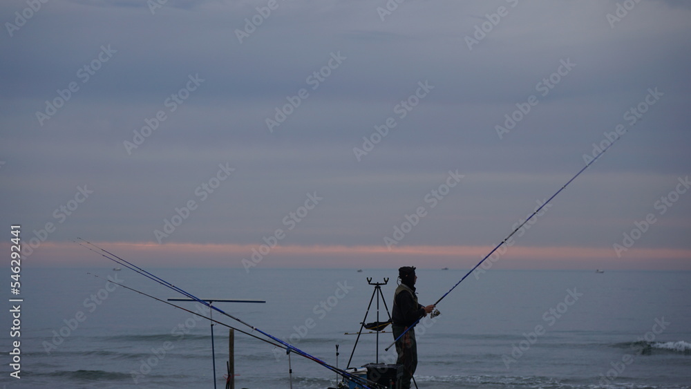 Pescatore in riva al mare