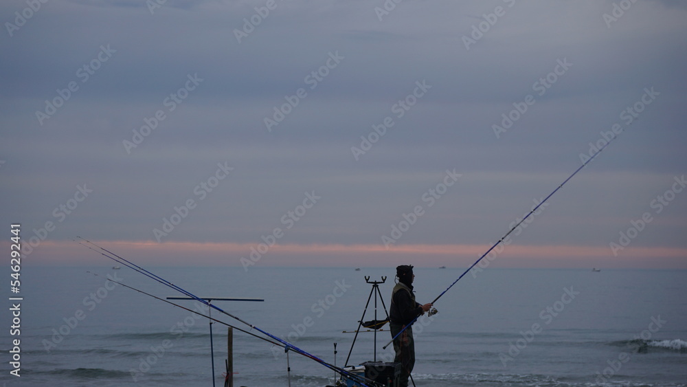 Pescatore in riva al mare Pescatore in riva al mare