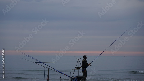 Pescatore in riva al mare © Luca