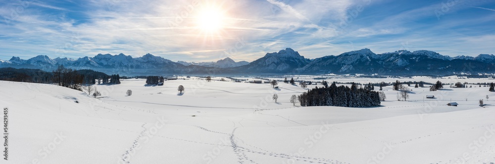 Panorama Landschaft im Allgäu mit Bergkette der Alpen im Winter