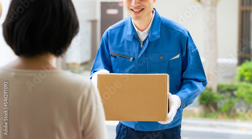 Принти на полотні 荷物を届けるデリバリースタッフ　セールスドライバー