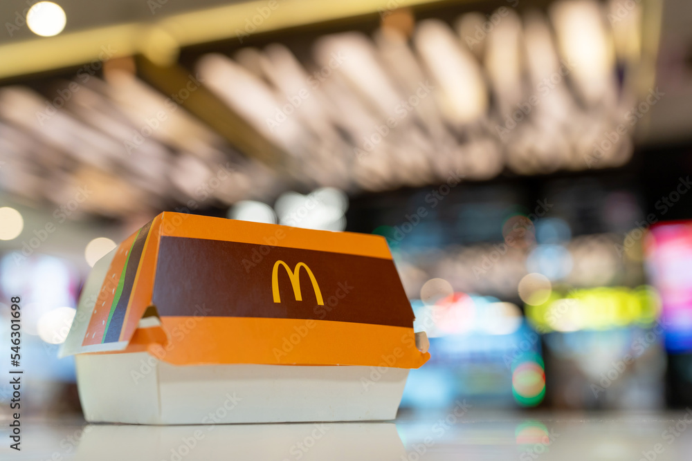 Big Mac Box with McDonald's logo on table. Minsk, Belarus, 2022 foto de ...