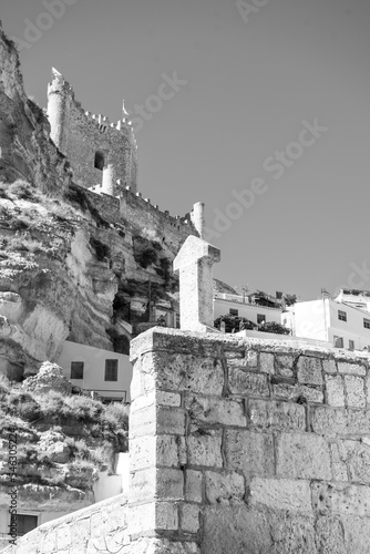 castillo blanco y negro Alcala del Jucar