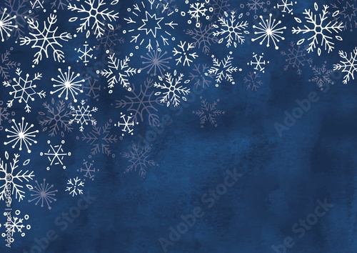 手描きの雪の結晶と夜の水彩背景