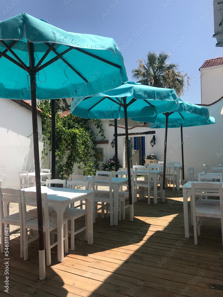 Fototapeta premium chairs and umbrella