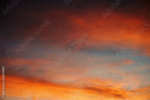 Orange-rot-blauer Himmel bei Sonnenaufgang am Morgen im Herbst © Anette