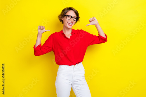 Foto Photo of positive gorgeous cute woman with bob hairstyle wear red shirt fingers