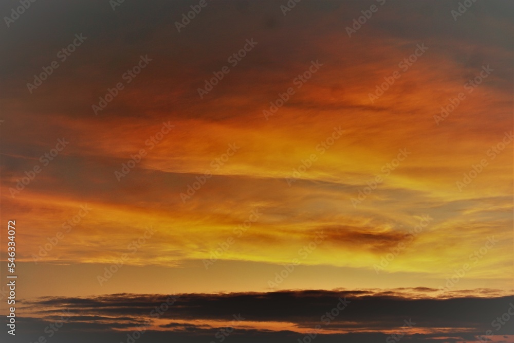 Himmel Panorama mit rot-gold-braunem Sonnenaufgang am frühen Morgen im Herbst