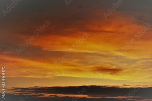 Himmel Panorama mit rot-gold-braunem Sonnenaufgang am frühen Morgen im Herbst