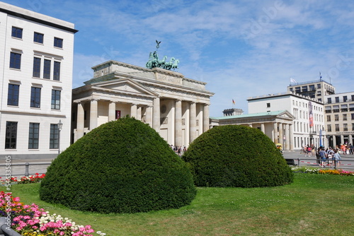 Grünanlage vor dem Brandenburger Tor in Berlin