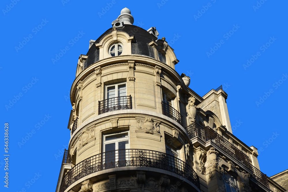 Immeuble à tourelle à Paris. France