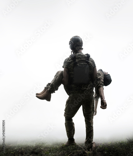 Foto The commander carries a wounded soldier