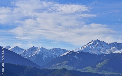 Fototapeta Naklejka Na Ścianę i Meble -  Schneebedeckte Alpen Nähe Innsbruck, Österreich