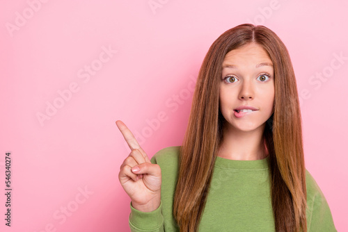 Foto Photo of curious nice girl with straight hairstyle wear green sweater directing