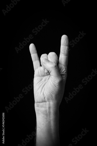 Hand demonstrating the Arabic sign language letter 'ل' or 'La'