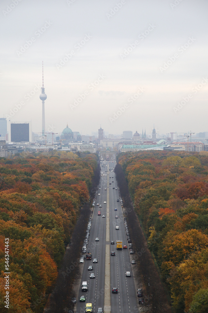 Obraz premium Panorama of Berlin center and Big Tiergarten park, the view from the column of Victory