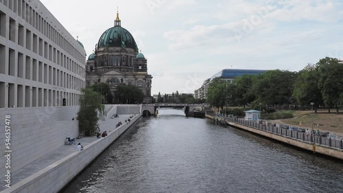 Video auf den Berliner Dom, größte evangelische Kirche Deutschlands, entlang der Spree, mit Blick am Humboldt promenade und Karl Liebknecht -Brücke vor dem grüner Lustgarten photo