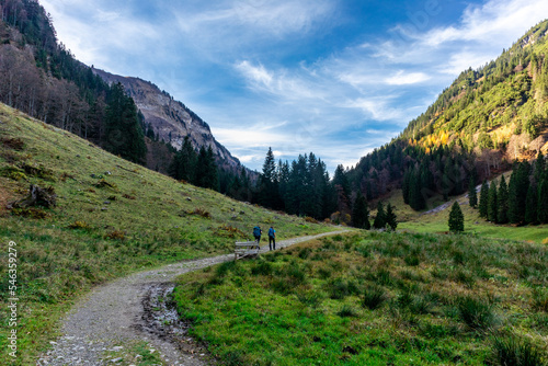 Kleine Herbstwanderung durch die schöne Landschaft im Allgäu bei Oberstdorf - Bayern - Deutschland