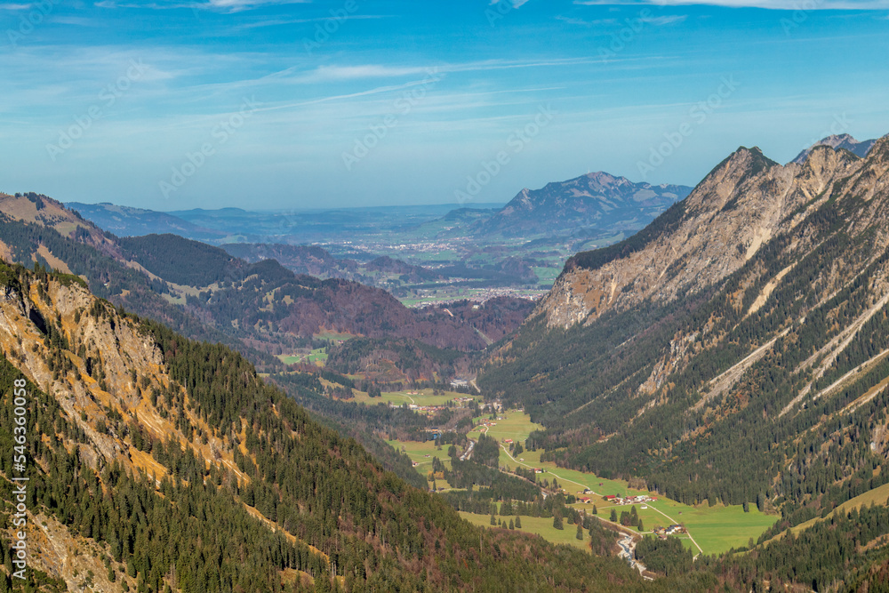 Fototapeta premium Kleine Herbstwanderung durch die schöne Landschaft im Allgäu bei Oberstdorf - Bayern - Deutschland