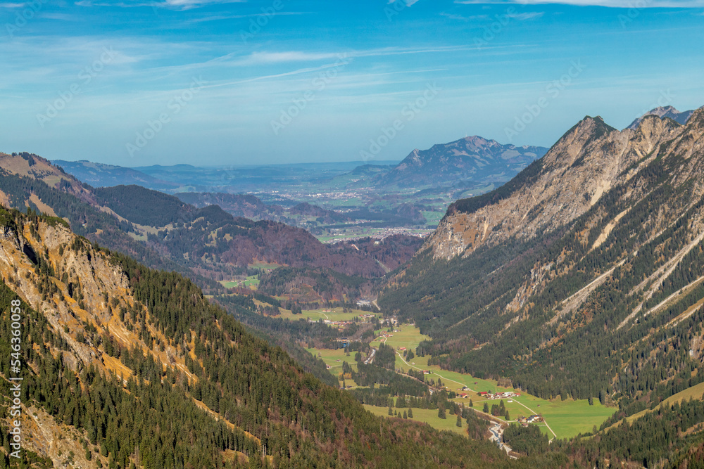 Kleine Herbstwanderung durch die schöne Landschaft im Allgäu bei Oberstdorf - Bayern - Deutschland