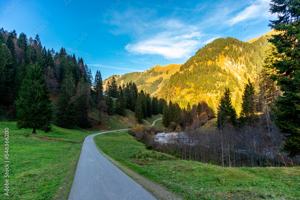 Kleine Herbstwanderung durch die schöne Landschaft im Allgäu bei Oberstdorf - Bayern - Deutschland