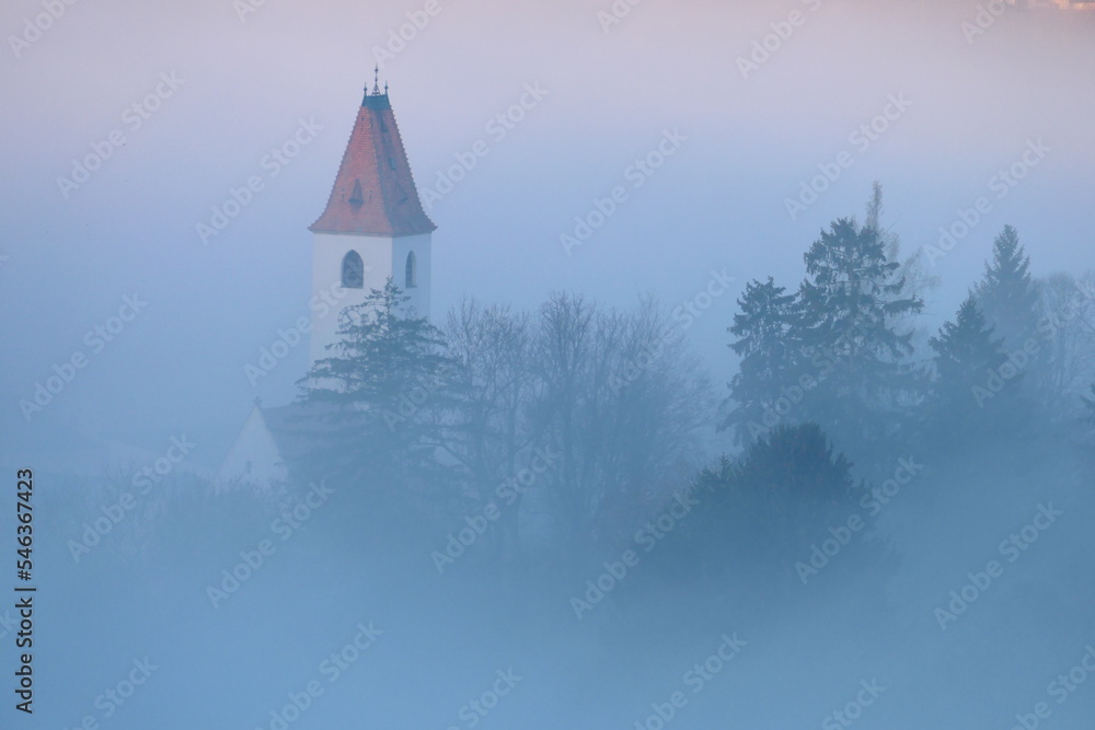 Fototapeta premium Aspang-Markt, Kirche im morgendlichen Nebel