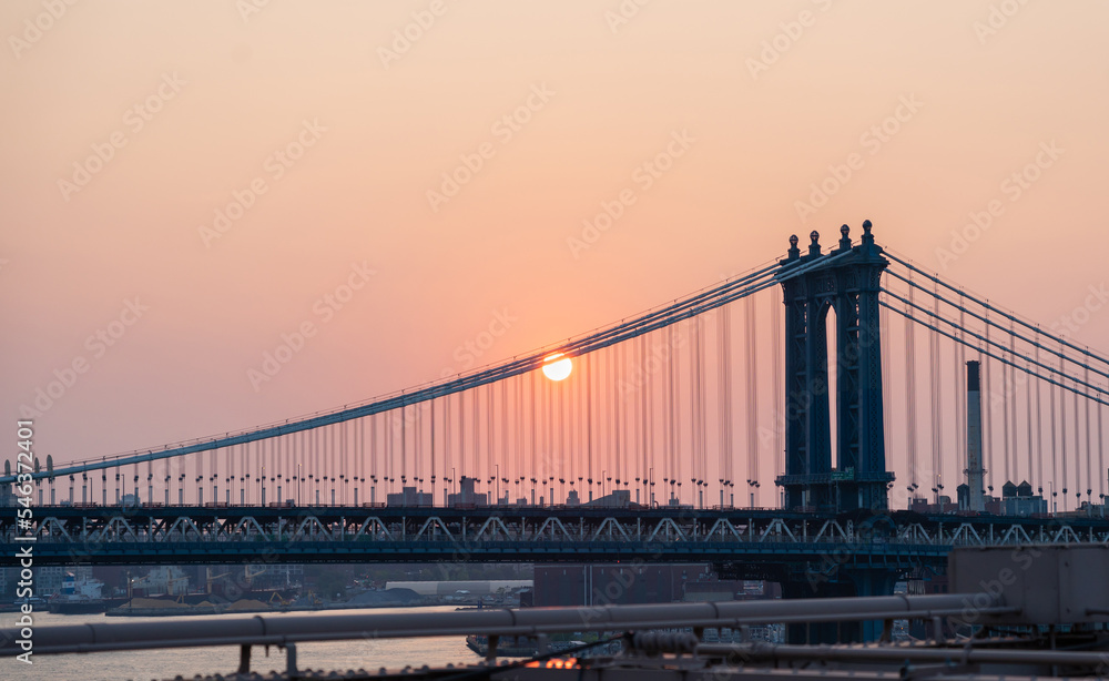 Fototapeta premium Manhattan Bridge at dawn and some disc of the rising sun