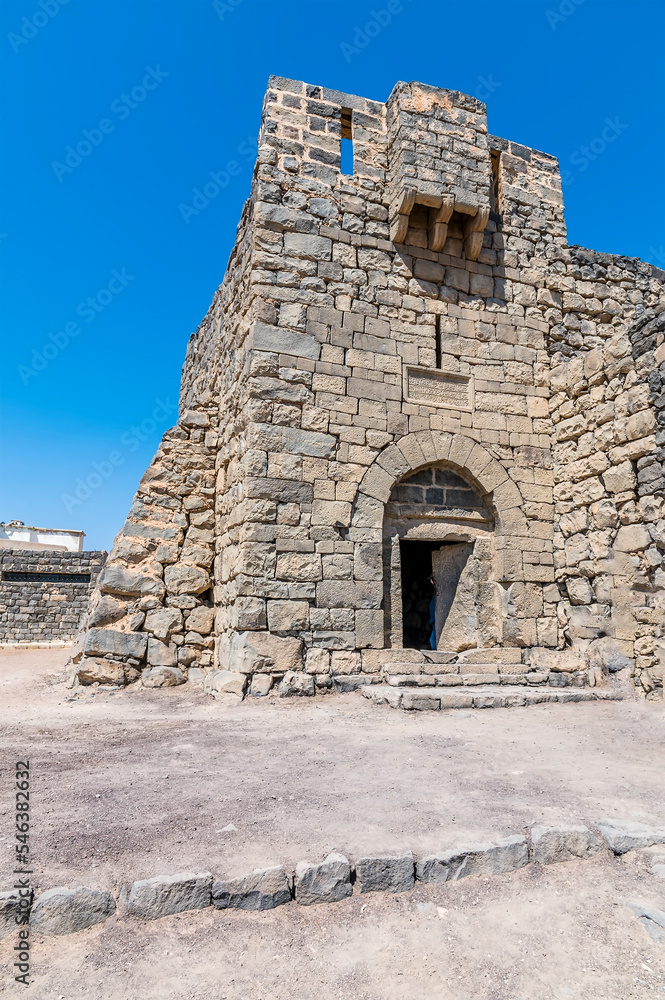 Naklejka premium A view towards the entrance of an old desert fort at Azraq, Jordan in summertime