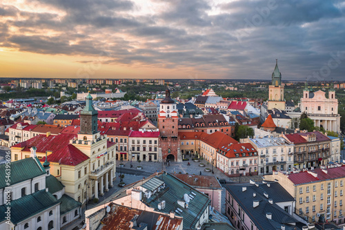 Obraz na płótnie Beautiful panoramic skyline cityscape of Lublin, Lesser Poland. Aerial view of Królewska street and the old town landmarks at sunset: Cracow Gate (Brama Krakowska), Town hall (Ratusz), Cathedral w salonie
