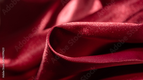Photography Enfoque selectivo de onda de tela de raso rojo intenso