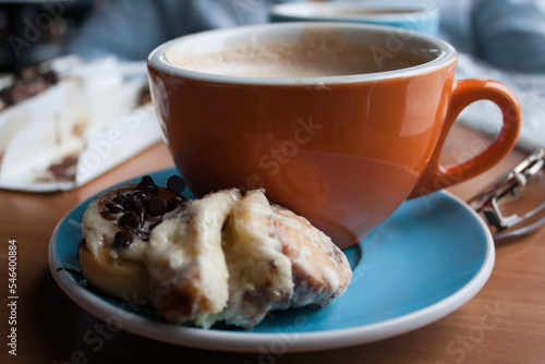 Taza de latte con postre de canela