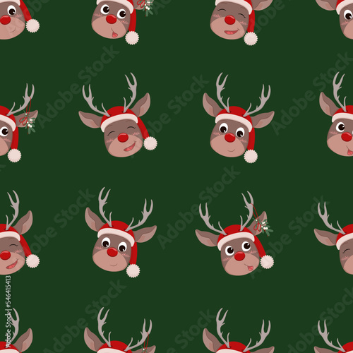 Urocze renifery w czapkach Świętego Mikołaja na zielonym tle. Świąteczny powtarzający się wzór.