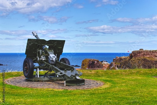 фотографія 25-pounder British military field artillery gun on the coastline field, Dunbar,