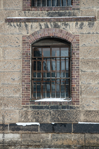 ブロック倉庫の外壁の窓 