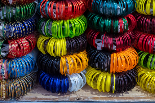 Foto Colorful Rajasthani bangles being sold at famous Sardar Market and Ghanta ghar Clock tower in Jodhpur, Rajasthan, India