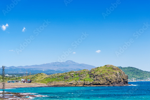 제주도 서귀포 용머리 해안과 한라산 photo