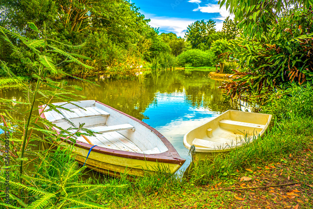 Φωτογραφία The beautiful landscape ofmall wooden rowing boat on a calm lake
