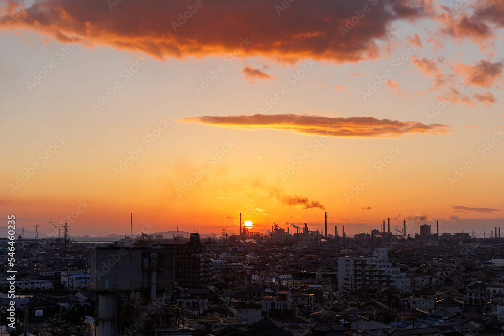 夕日に染まる都市風景「加古川・播磨工業地帯」