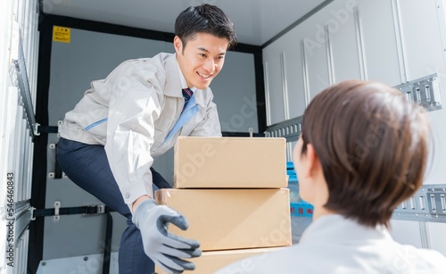 段ボールを渡す日本人男女